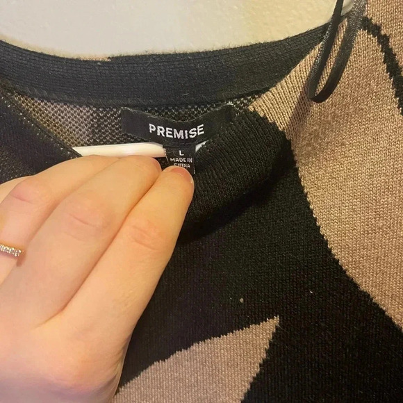 Premise Chic Black and Beige Leaf Pattern Sweater size L - Picture 2 of 4